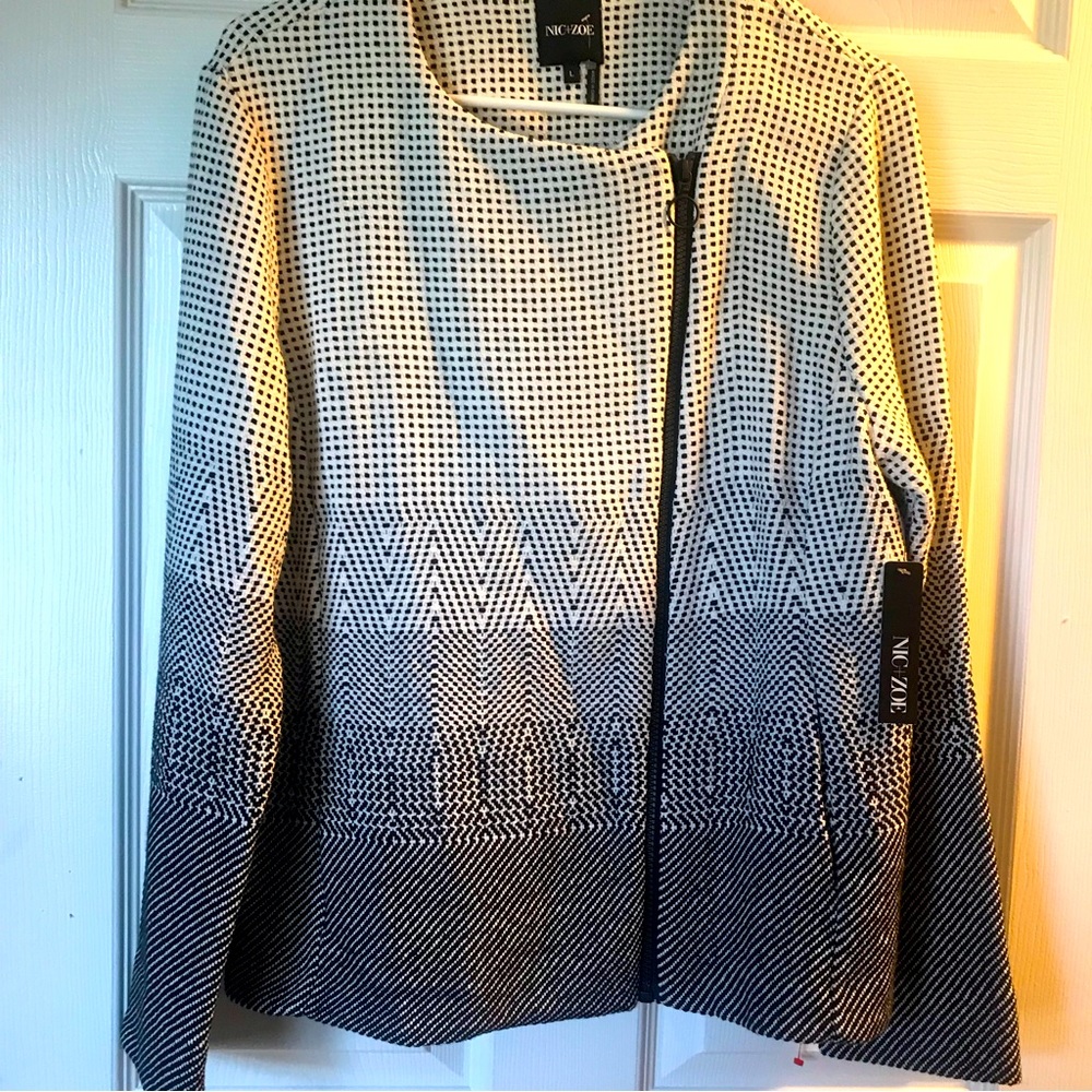 Women’s blk/wht  Nic and Zoe cizy block style blazer with zippered front. Sz L
